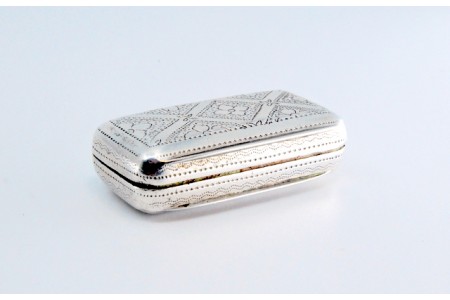 Caixa de Vinagrete em prata e ouro com figuras geométricas em ambos os lados do período de George III.